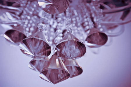 美丽魅力玻璃水晶枝形吊灯特写。昂贵的 cl