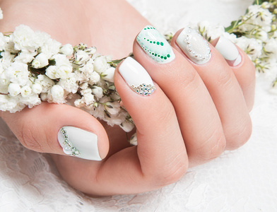 以委婉的语气，用鲜花新娘的婚礼指甲。钉设计。特写