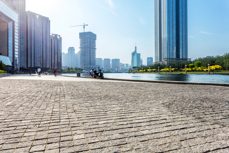 现代的建筑外观以砖路楼在河岸图片