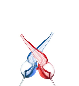 拼贴的红色和蓝色鸡尾酒溅起孤立的白色背景上的玻璃