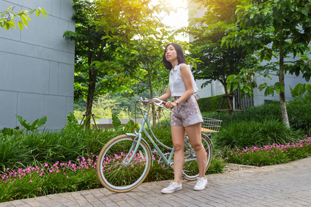 一个短发的年轻女子，与她的自行车