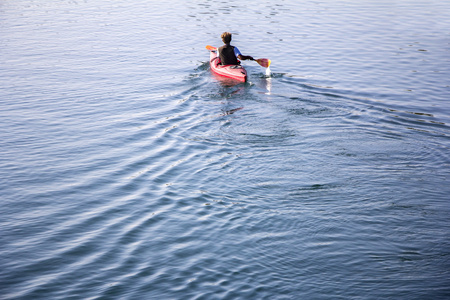 年轻男子赛艇运动员在一条船