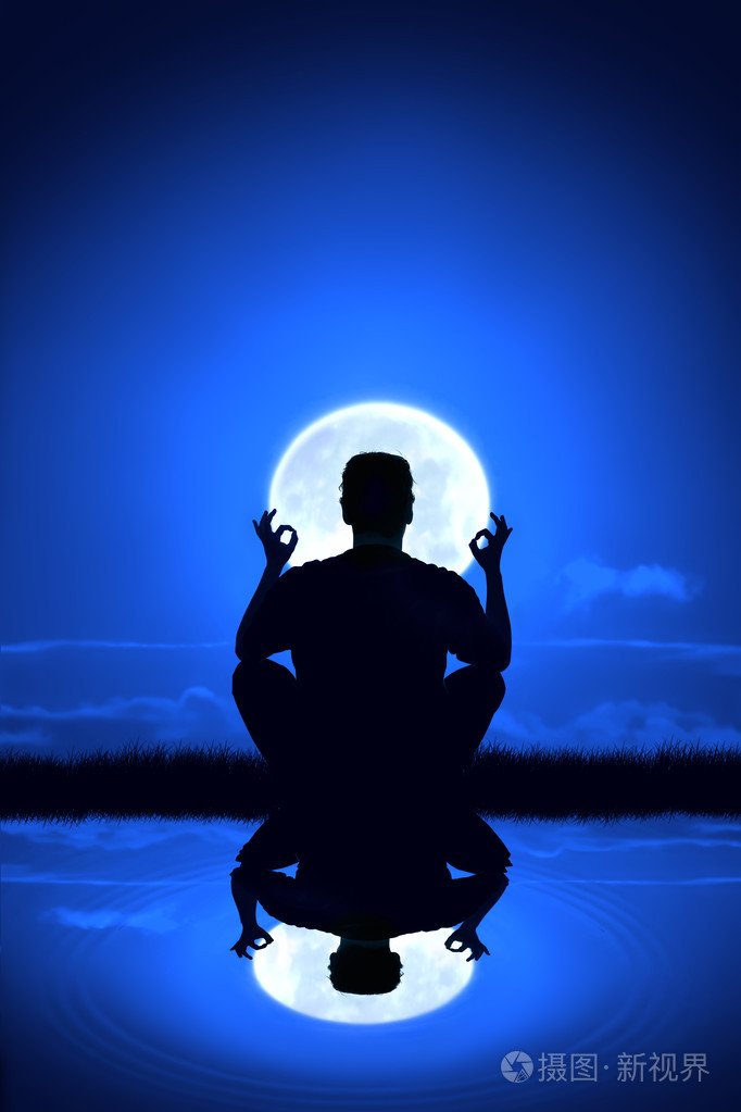 人在夜晚冥想找到平衡