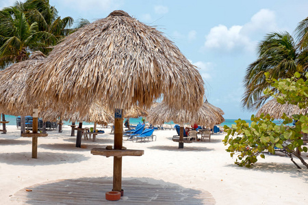 在阿鲁巴岛棕榈海滩上海滩伞和沙滩椅