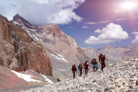 一群登山者在荒凉的岩石地形上行走