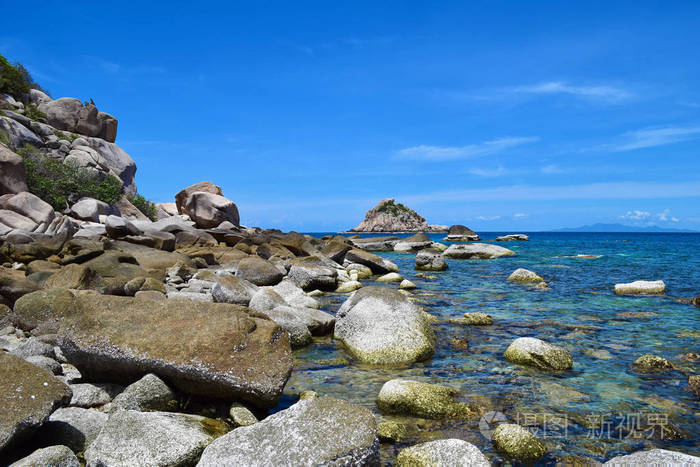 与蓝色的大海在泰国象岛岛海滩上的石头