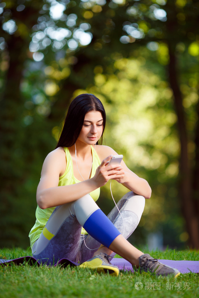 竞技运动后休息的女人