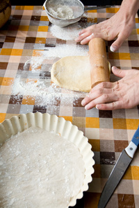 烹饪和家庭概念男性手揉面团的特写