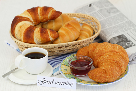 早上好卡配有欧式早餐图片