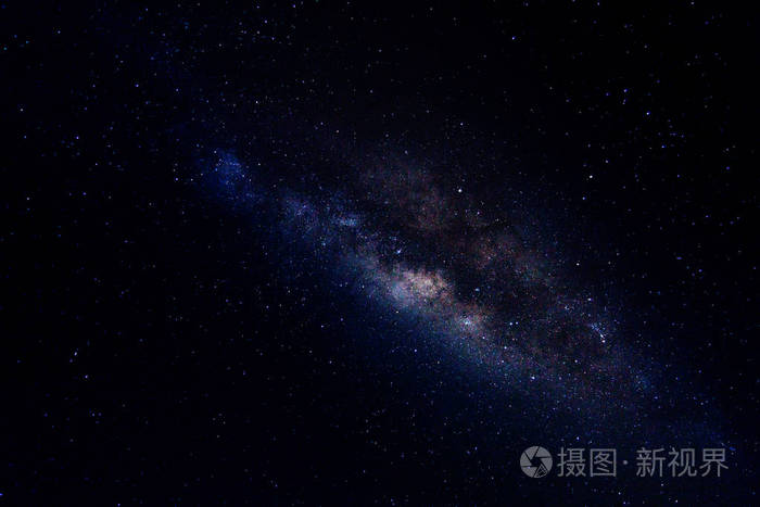 银河系和星星在黑暗的夜晚