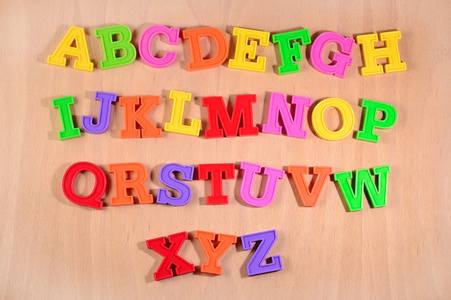 五颜六色的塑料字母