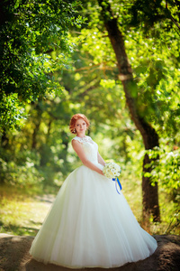 在花园里的白色礼服的新娘