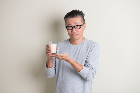 亚洲人喝牛奶照片