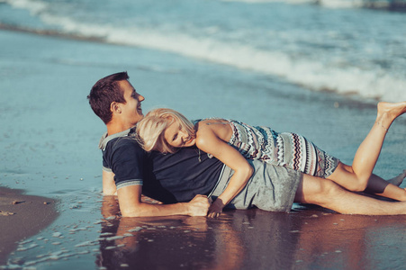年轻的夫妇在海滩上散步的爱