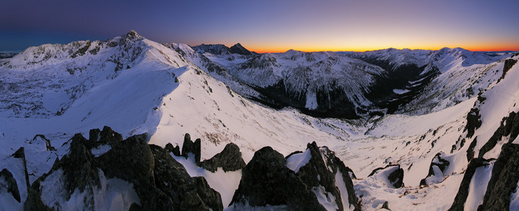 波兰山地景观在冬季