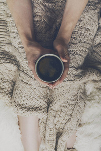 女人手里拿着美味温暖在陶瓷杯咖啡咖啡