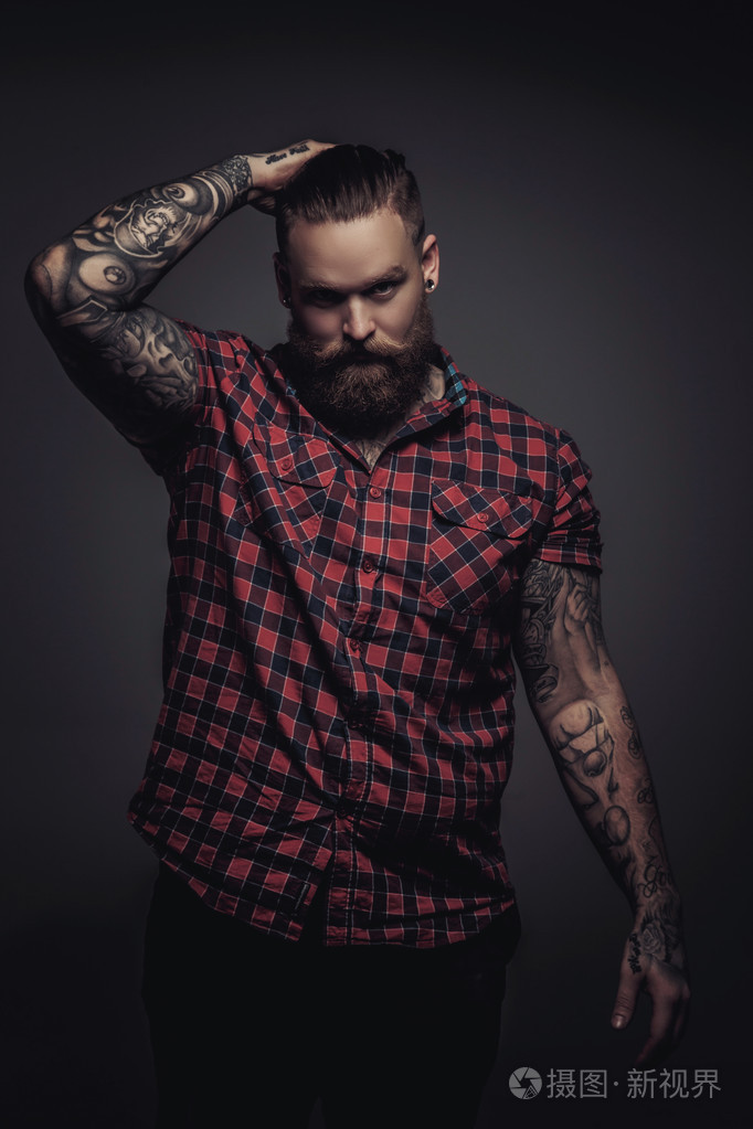 留着胡子,抱着脑袋的纹身的男人