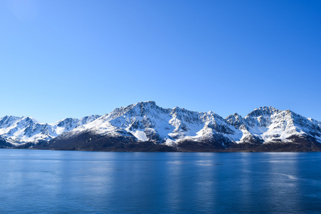 马洛.土耳其海滨的背景下的蓝色的大海和高山风景如画的海湾.