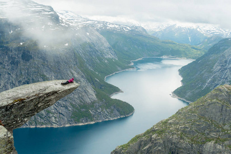 在挪威的 Trolltunga 是神话般的美丽