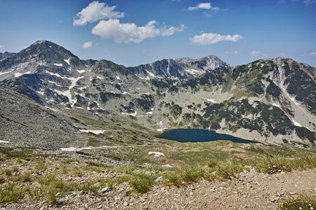 对 Vlahini 湖泊和拉托峰，皮林山全景视图