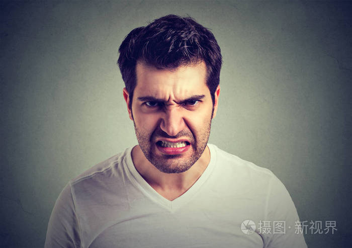 年轻人愤怒的画像