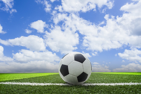 渐晕日落足球蓝色天空背景或在蓝蓝的天空酒泉足球照片