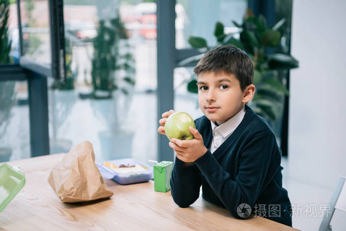 小学生吃苹果