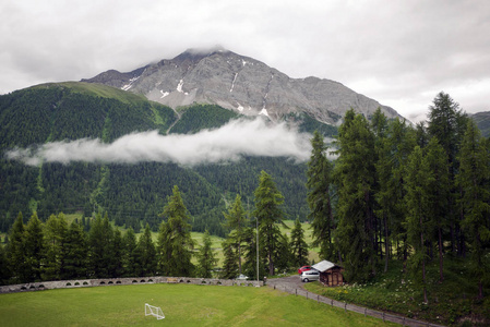 在瑞士的阿尔卑斯山中一道亮丽的风景