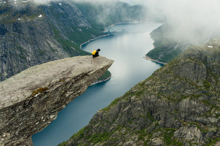 在挪威的 Trolltunga 是神话般的美丽