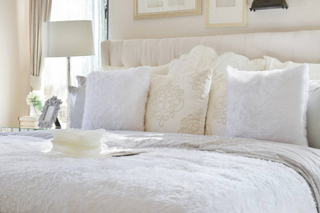 复古风格卧室内政部与白色枕头和装饰台灯