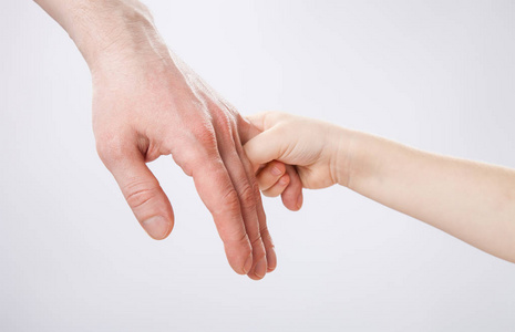 手在红绿灯后面父亲牵着孩子的手父亲牵着孩子的手父母握着小孩子的手