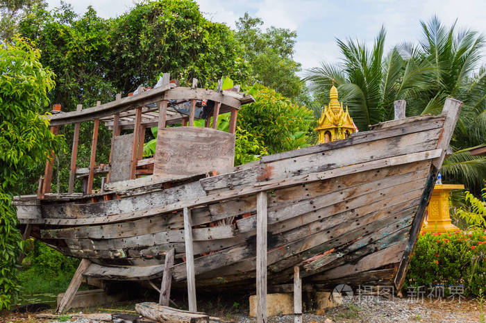 作为装饰项目花园老的木制渔船