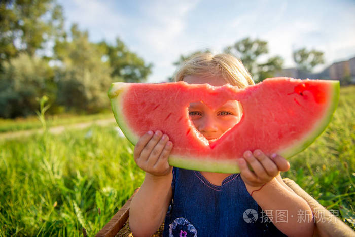 快乐的孩子吃西瓜