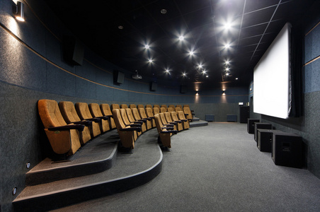 橙色椅子内政部与橙色椅子和屏幕的小剧场照片