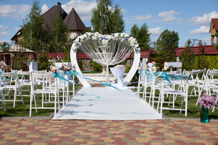 拱和椅子在婚礼仪式上