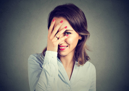 腼腆的微笑图片