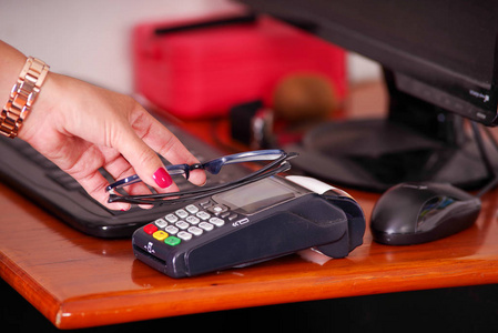 芯片,采用智能手表和眼镜的付款购买和出售产品服务木制的桌子上照片