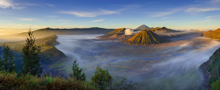 在日出，东爪哇，印度尼西亚的婆罗摩火山