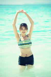 亚洲美丽的年轻女子在比基尼在海滩上