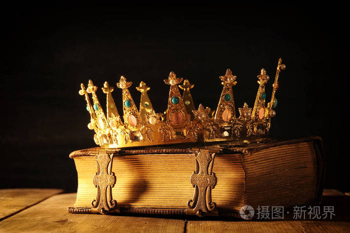 低的女王/国王关键旧书上的皇冠.老式过滤.幻想中世纪时期
