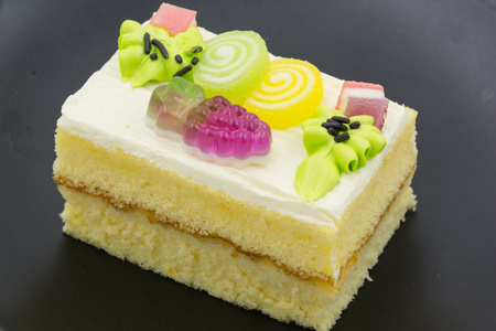 果冻和奶油一块方形香草蛋糕装饰