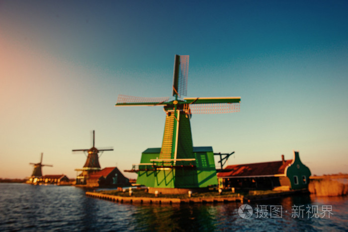 传统的荷兰风车从鹿特丹的渠道。荷兰