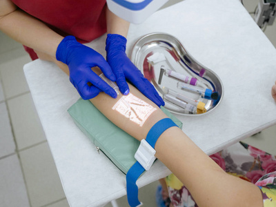 护士采取血液通过静脉投影仪设备分析