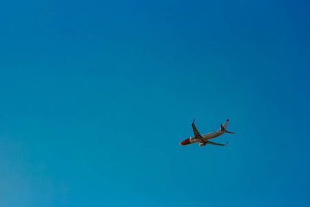 客运飞机在天空中