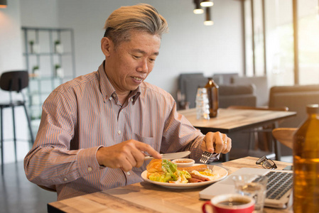 吃早饭的商人