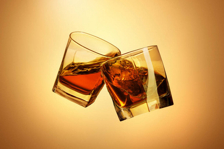 两种威士忌酒碰杯一起上布朗