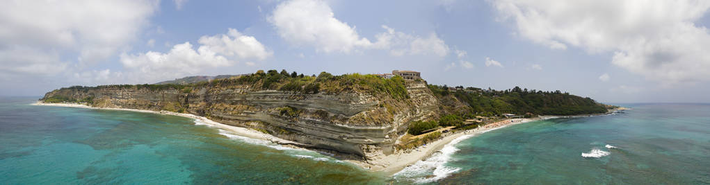 里卡迪海滩 塔马利诺，梵蒂冈城，海角鸟瞰图 悬崖和沙子的概述。暑假在卡拉布里亚，意大利