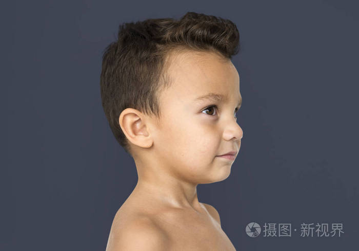 小男孩用赤裸的胸膛