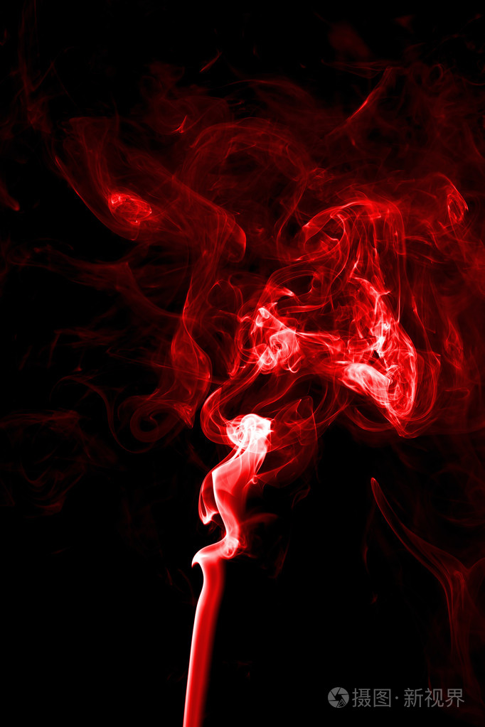 在黑色背景上的烟红