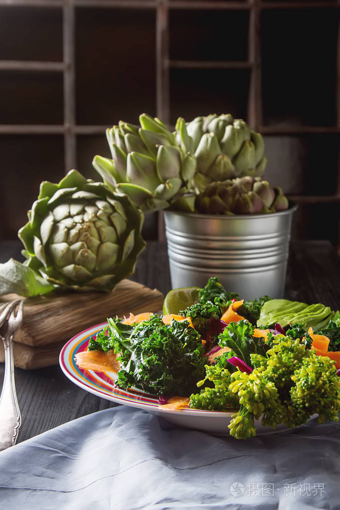 新鲜蔬菜沙拉配甘蓝羽衣甘蓝西兰花胡萝卜鸡蛋 avo